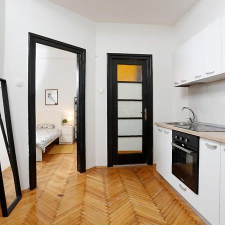Lovely Apartment With 2 Bedrooms Bucarest Esterno foto