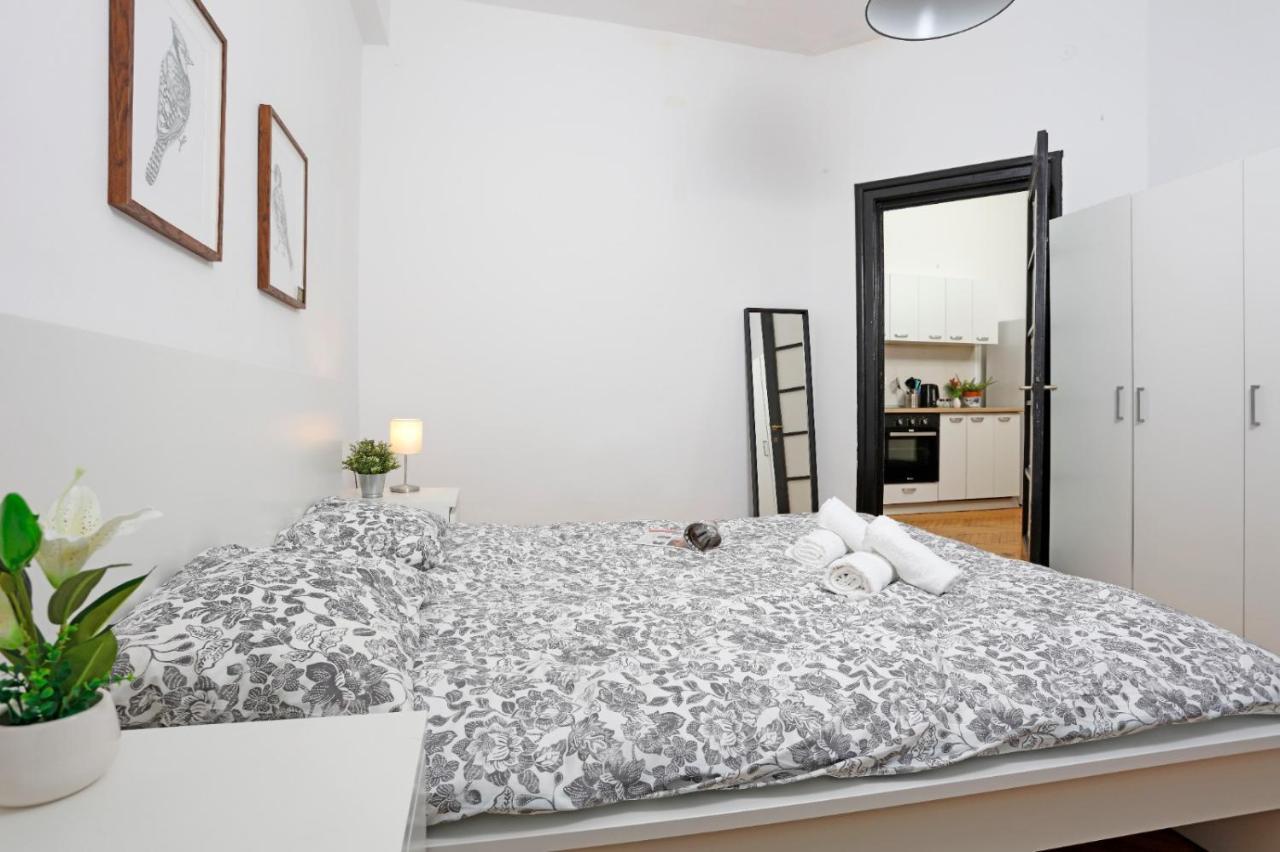 Lovely Apartment With 2 Bedrooms Bucarest Esterno foto